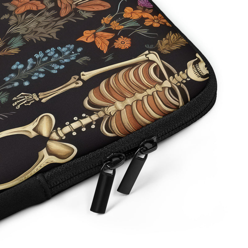 pochette ordinateur portable noir avec des squelettes vintages et des fleurs