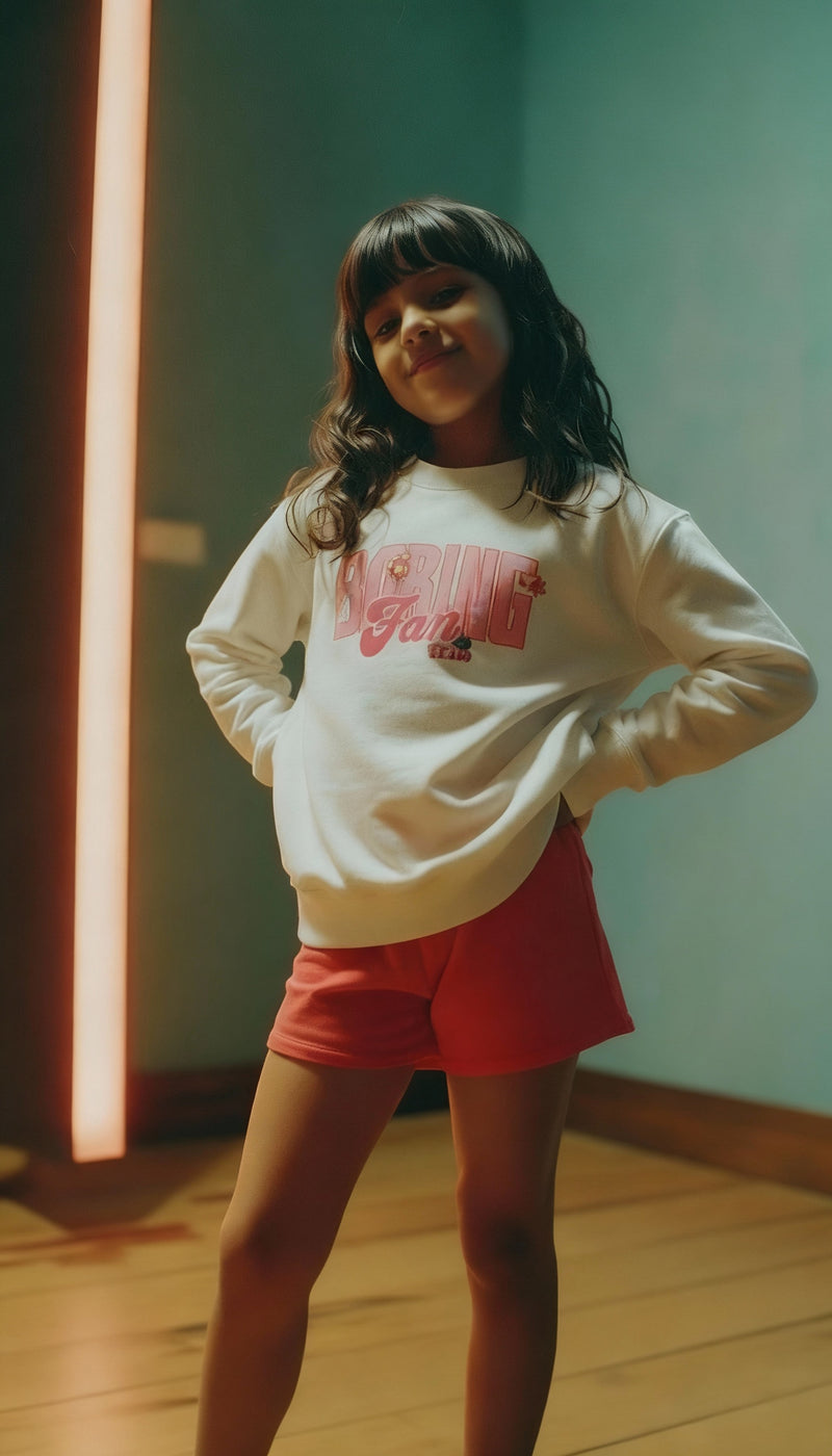 Pull enfant blanc Marine Star Academy 2024, porté de face sur fond studio rose, design unique pour les fans de Marine