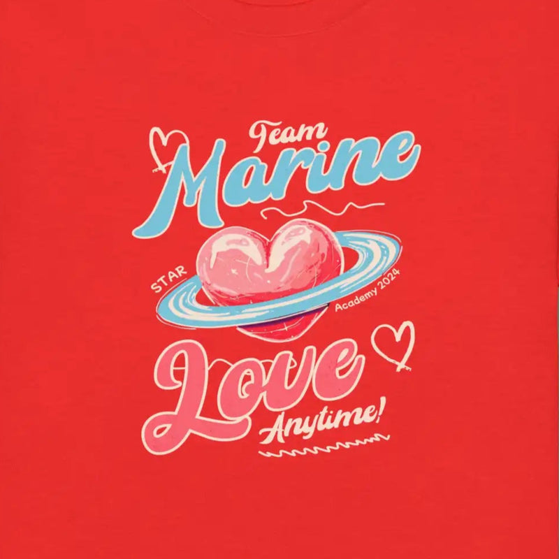 enfants qui portent le tshirt rouge officiel de la star academy 2024