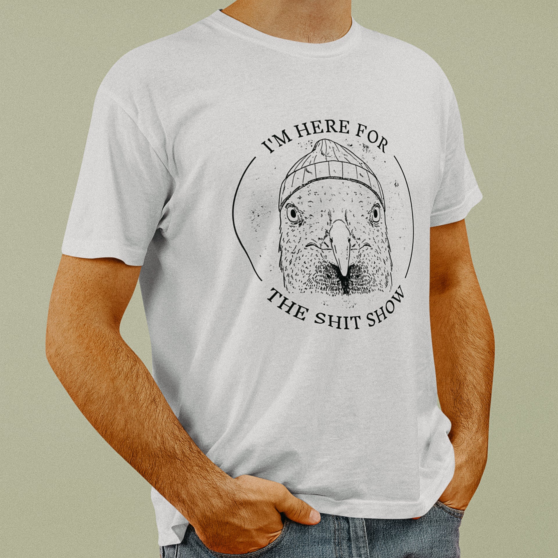 tshirt blanc humour belge avec une mouette qui a un bonnet et il est écrit i'm here for the shit show