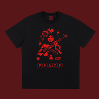 T-shirt Peace noir sur fond bordeaux - gros plan sur l'illustration rouge et le mot PEACE