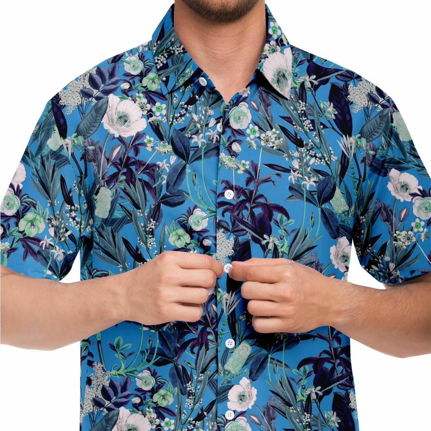 Chemise homme manches courtes bleue à fleurs des champs, gros plan sur l'imprimé