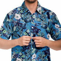 Chemise homme manches courtes bleue à fleurs des champs, gros plan sur l'imprimé
