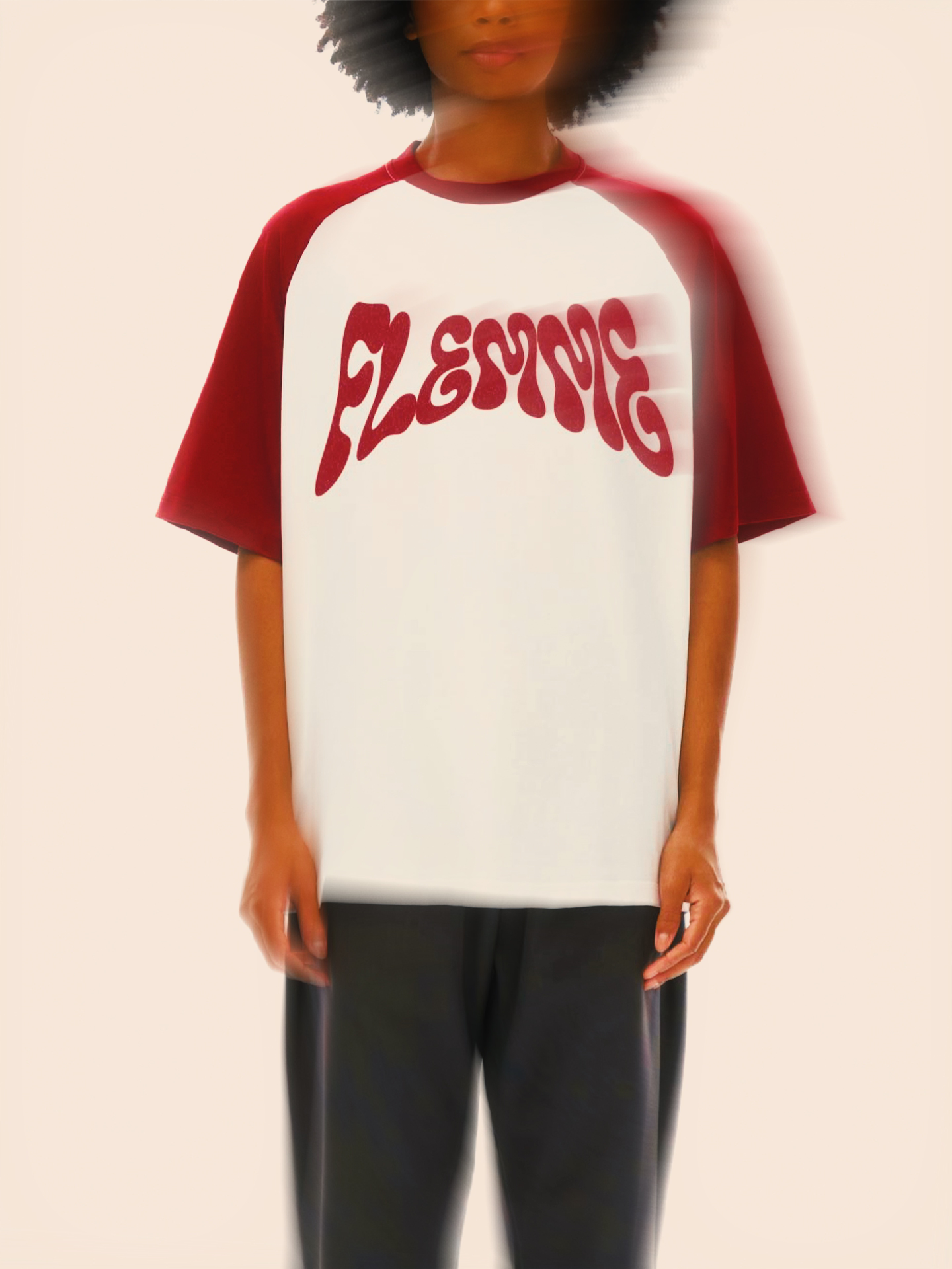 T-shirt oversized FLEMME porté de face - corps blanc, épaules bordeaux et typo ondulante
