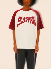 T-shirt oversized FLEMME porté de face - corps blanc, épaules bordeaux et typo ondulante
