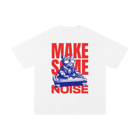 T-shirt oversized chat DJ en blanc - imprimé grand format rouge et bleu électrique