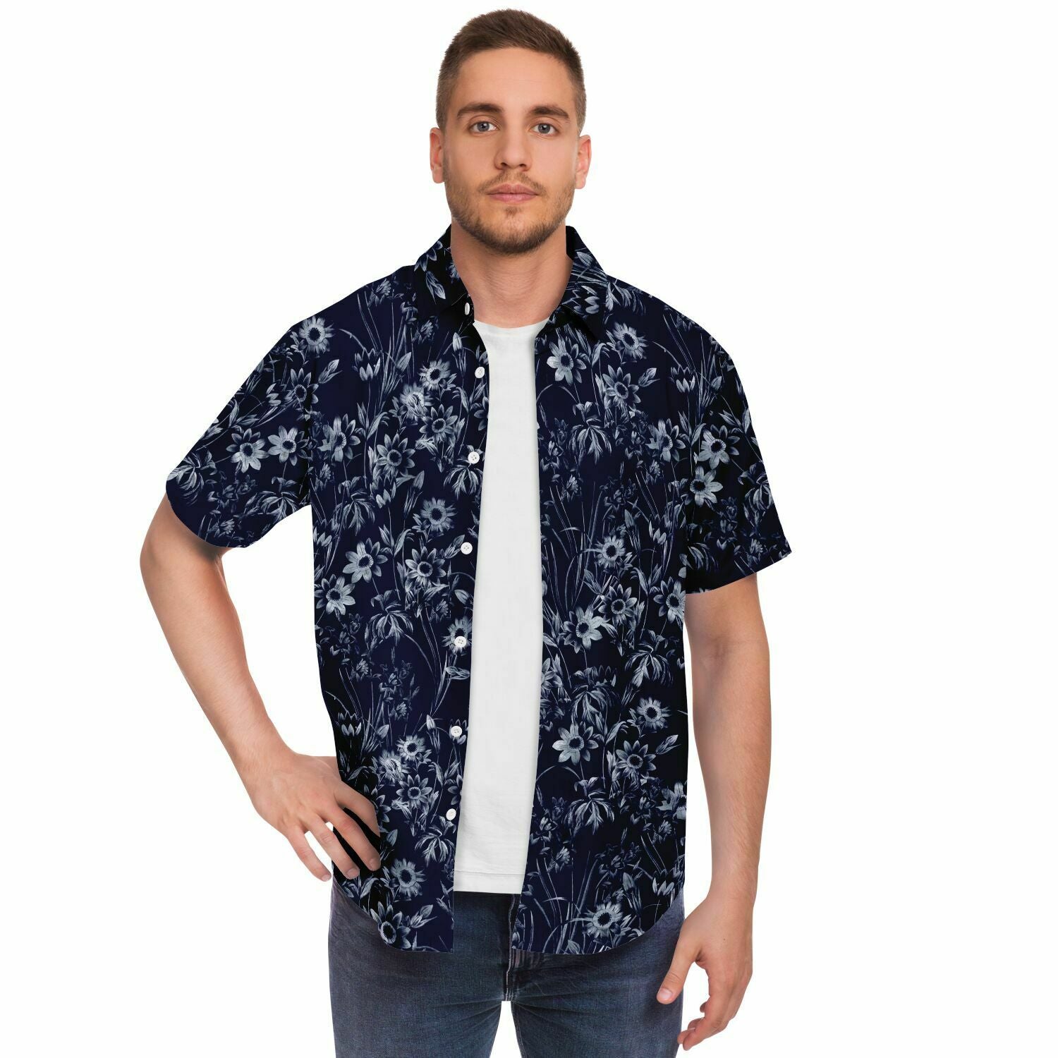 Chemise homme manches courtes bleu marine à fleurs blanches, portée ouverte, vue de face