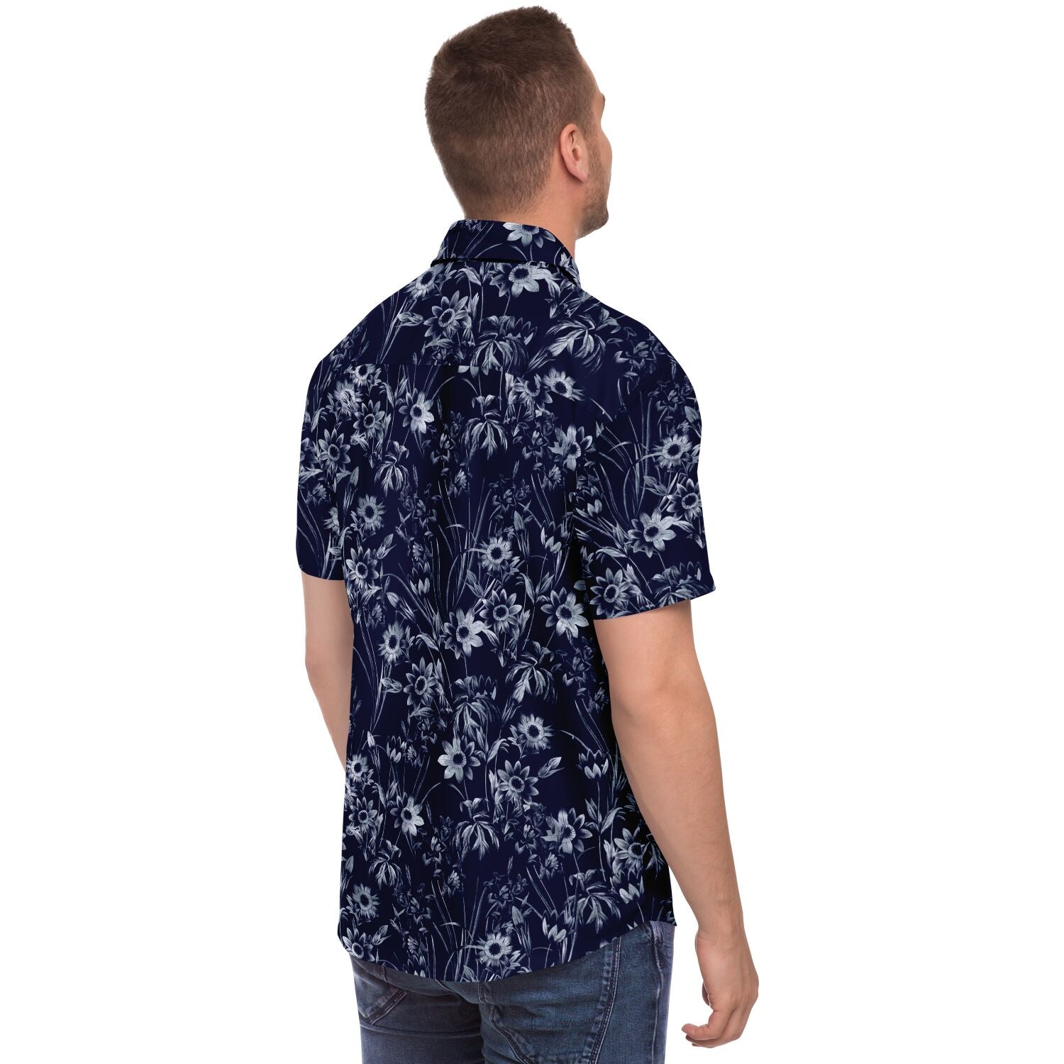 Chemise homme manches courtes bleu marine à fleurs blanches, portée, profil droit