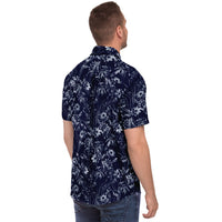 Chemise homme manches courtes bleu marine à fleurs blanches, portée, profil droit