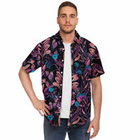 Chemise homme manches courtes noire à feuillage rose, portée ouverte, vue de face