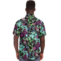 Chemise homme manches courtes feuillage vert et mauve, portée par un second mannequin, vue de dos