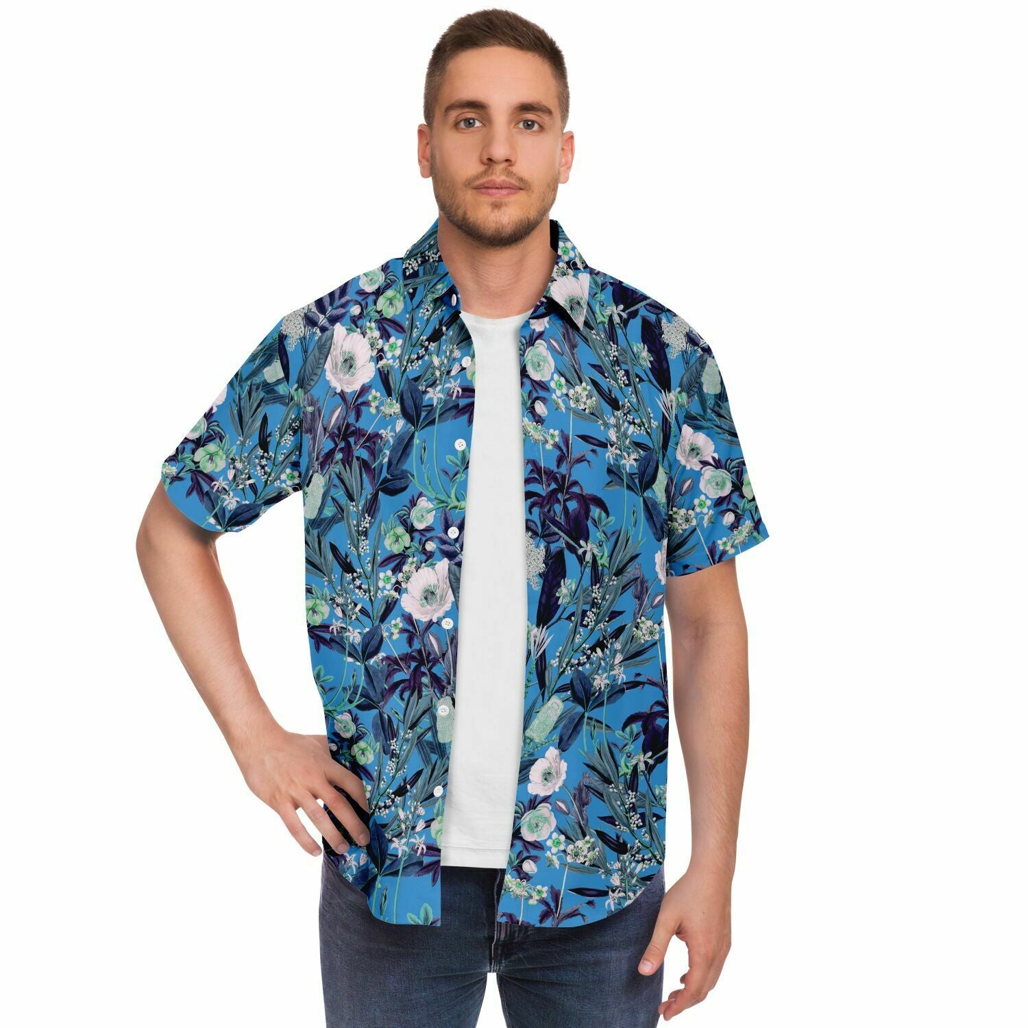 Chemise homme manches courtes bleue à fleurs des champs, portée ouverte, vue de face