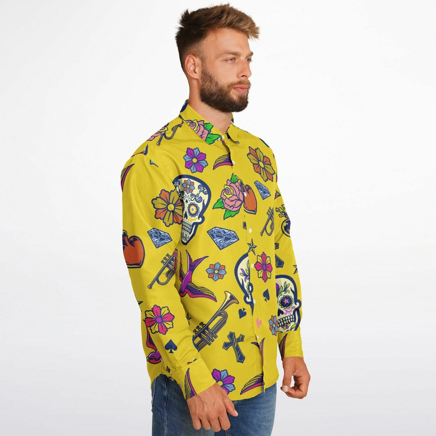chemise jaunie homme avec motifs floraux et crânes