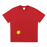 T-shirt oversized smiley en rouge - sourire jaune cerné de noir placé bas sur le devant