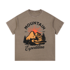 T-shirt enfant  avec design vintage Mountain Expedition, illustration montagne orange avec sapins et soleil couchant, style outdoor rétro
