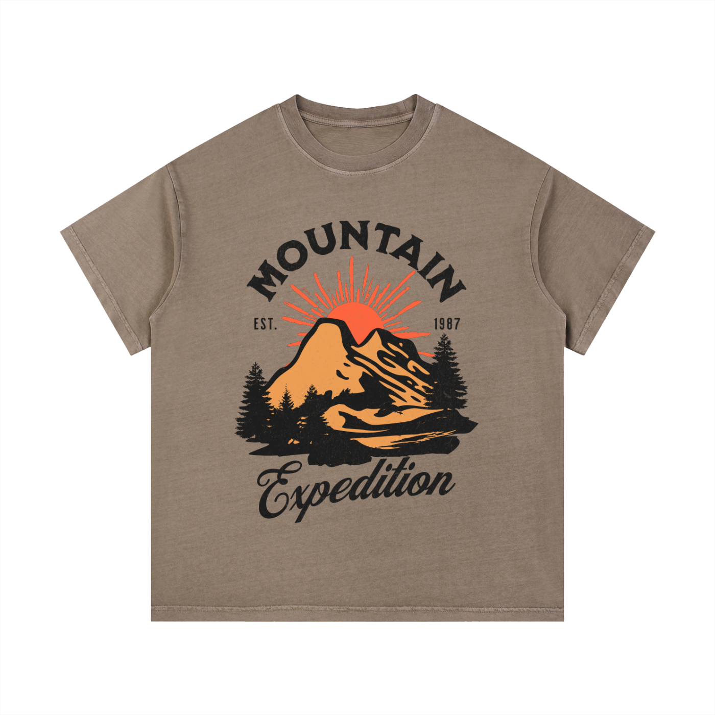 T-shirt enfant  avec design vintage Mountain Expedition, illustration montagne orange avec sapins et soleil couchant, style outdoor rétro