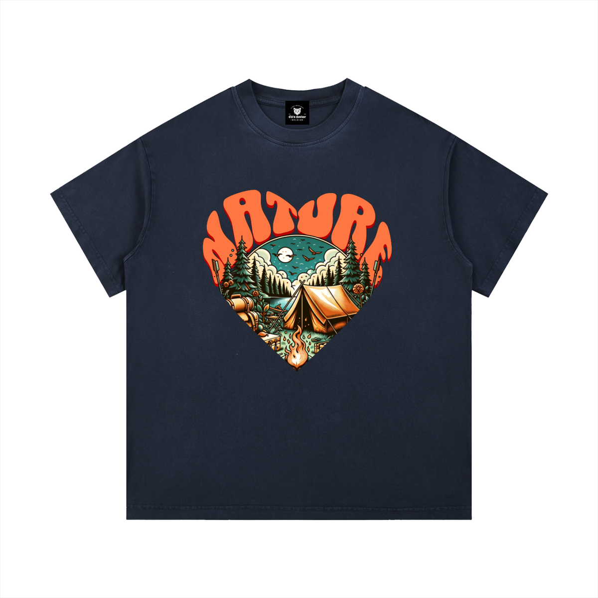 T-shirt enfant oversized Nature Heart en bleu marine à plat, imprimé camping et lettrage orange
