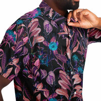 Chemise homme manches courtes noire à feuillage rose, gros plan sur le tissu