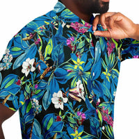 Chemise homme manches courtes bleue à feuillage tropical, gros plan sur le tissu