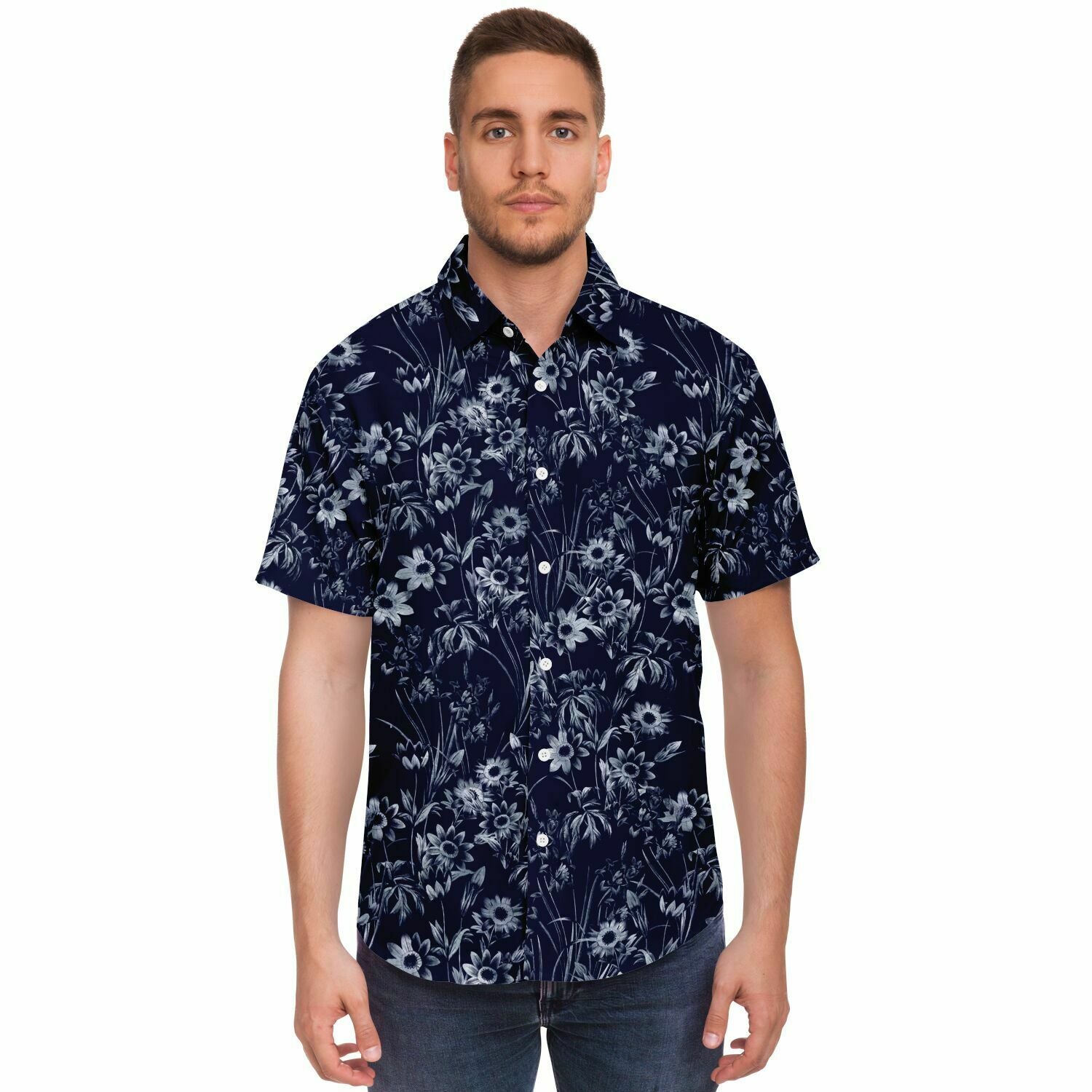 Chemise homme manches courtes bleu marine à fleurs blanches, portée, vue de face