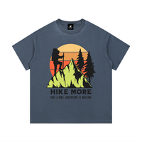 T-shirt enfant Hike More en bleu gris à plat, imprimé randonneur et lettrage Hike More