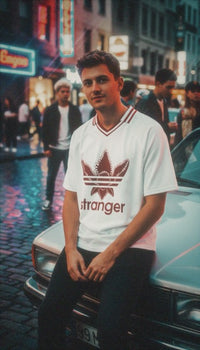 T-shirt oversized stranger porté en rue de nuit - imprimé rouge central et coupe ample