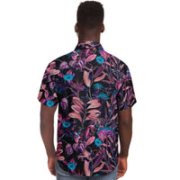 Chemise homme manches courtes noire à feuillage rose, portée par un second mannequin, vue de dos
