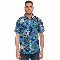 Chemise homme manches courtes bleue à fleurs des champs, portée, vue de face