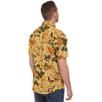 Chemise homme manches courtes ocre à fleurs jaunes, portée, profil droit