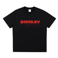 T-shirt oversized Banksy en noir - lettrage rouge street art très contrasté