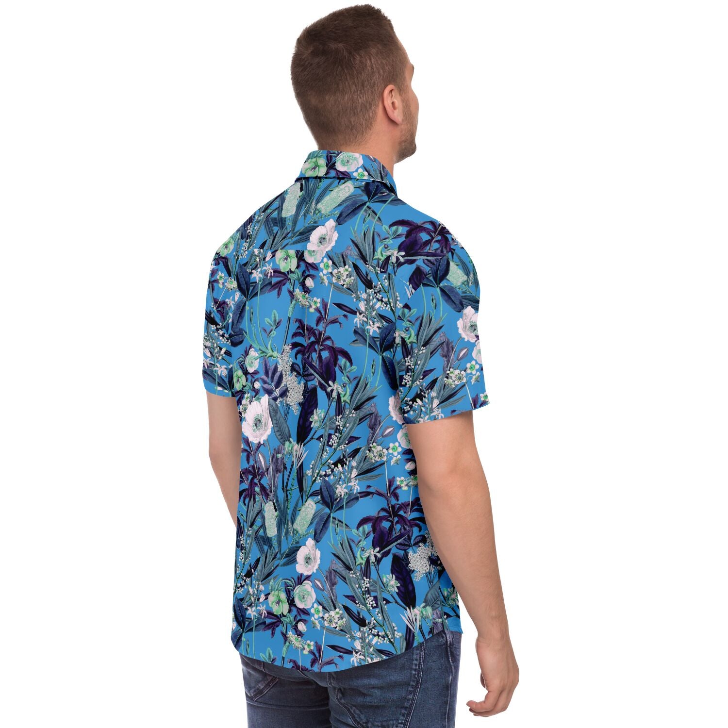 Chemise homme manches courtes bleue à fleurs des champs, portée, profil droit