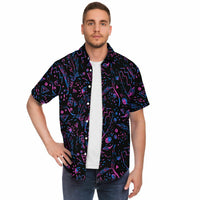 Chemise homme manches courtes noire motif néon abstrait, portée ouverte, vue de face