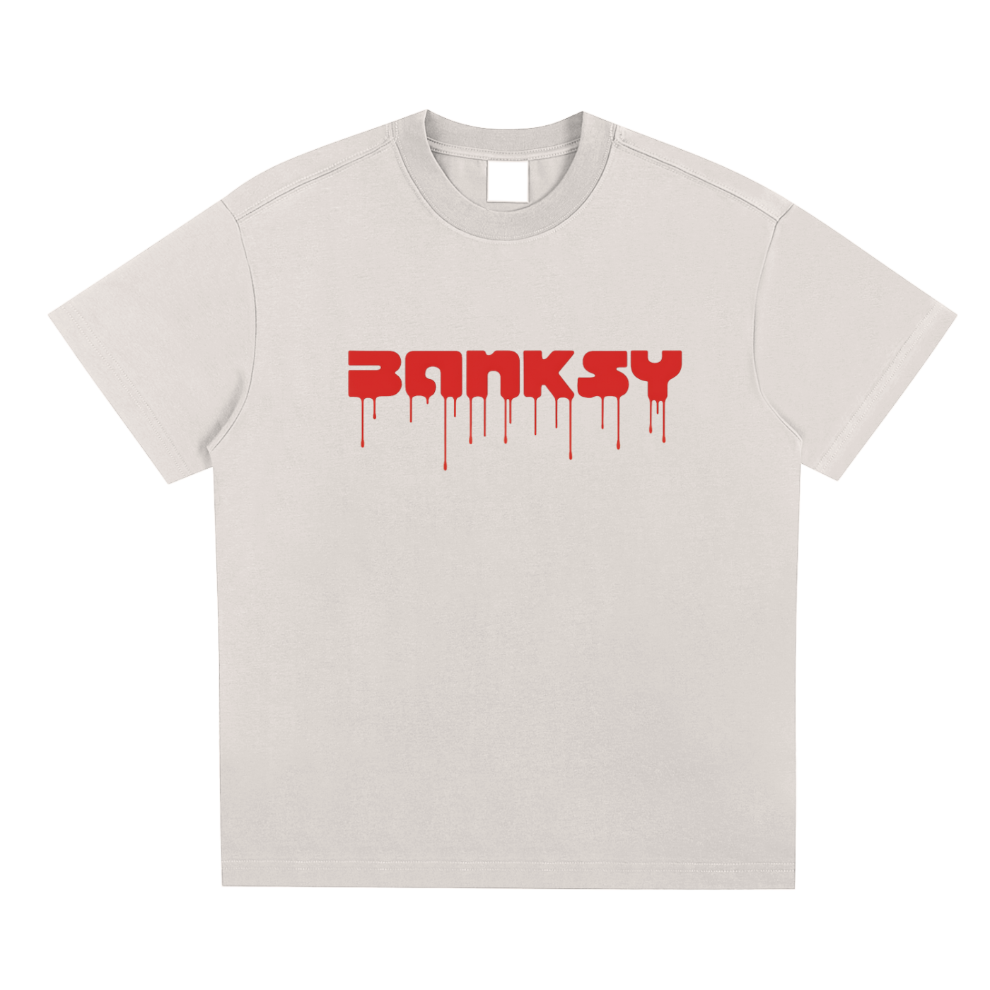 T-shirt oversized Banksy en blanc cassé - lettrage rouge sang avec coulures de peinture