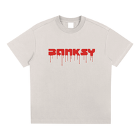 T-shirt oversized Banksy en blanc cassé - lettrage rouge sang avec coulures de peinture