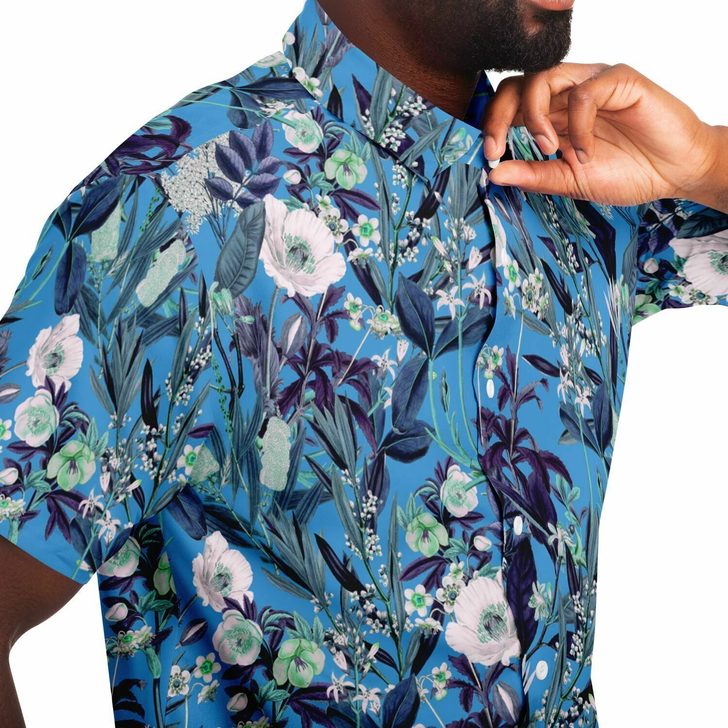 Chemise homme manches courtes bleue à fleurs des champs, gros plan sur le tissu