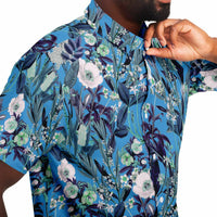 Chemise homme manches courtes bleue à fleurs des champs, gros plan sur le tissu