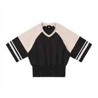 Packshot face du sweat crop raglan original femme noir / abricot