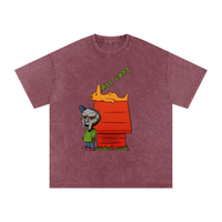 T-shirt oversized hommage MF DOOM en rouge snow wash - scène cartoon All Caps et masque métallique
