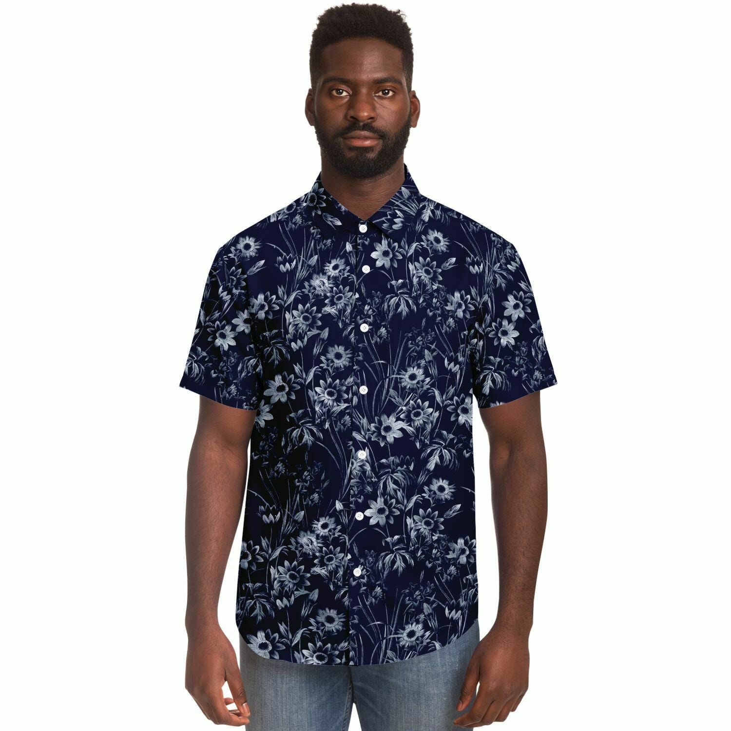 Chemise homme manches courtes bleu marine à fleurs blanches, portée par un second mannequin, vue de face