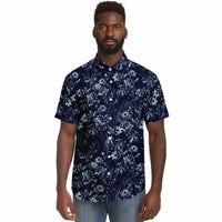 Chemise homme manches courtes bleu marine à fleurs blanches, portée par un second mannequin, vue de face