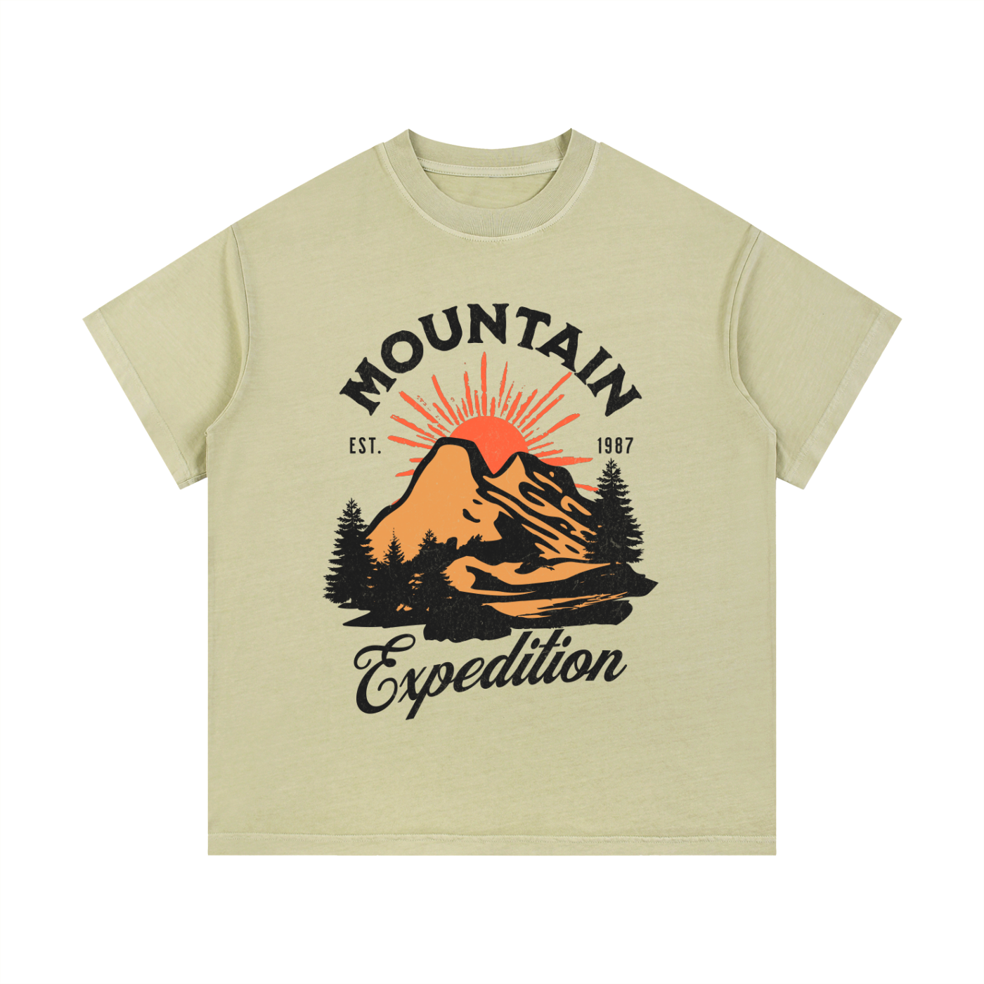 T-shirt enfant vert avec design vintage Mountain Expedition, illustration montagne orange avec sapins et soleil couchant, style outdoor rétro