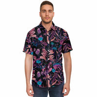 Chemise homme manches courtes noire à feuillage rose, portée, vue de face