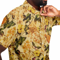 Chemise homme manches courtes ocre à fleurs jaunes, gros plan sur le tissu