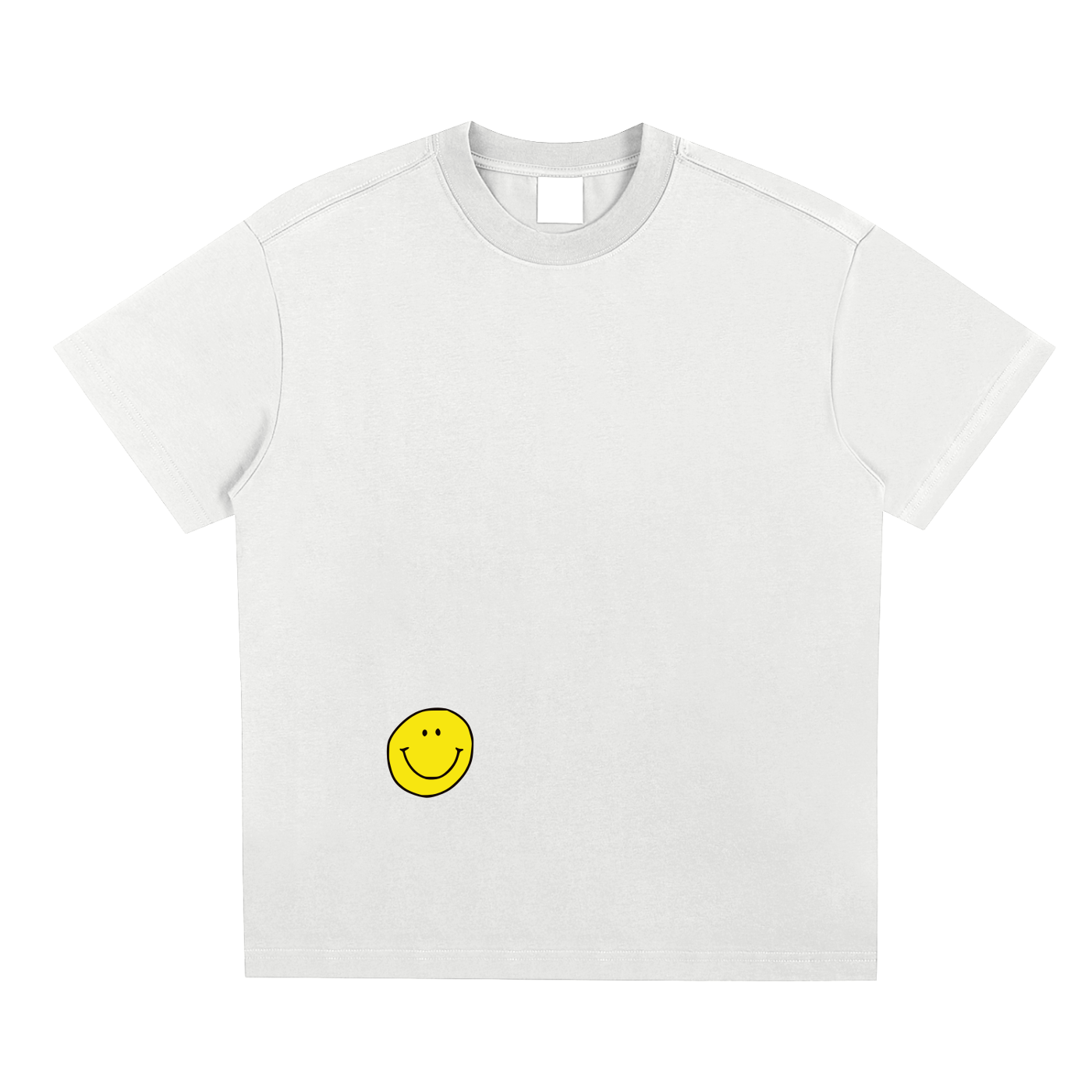 T-shirt oversized smiley en blanc - sourire jaune contrasté imprimé en bas du devant