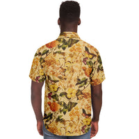 Chemise homme manches courtes ocre à fleurs jaunes, portée par un second mannequin, vue de dos