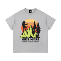 T-shirt enfant Hike More en gris clair à plat, imprimé randonneur et montagne verte