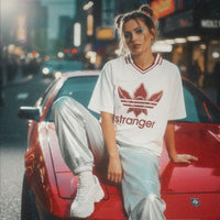 T-shirt oversized inspiré de Stranger Things porté sur une voiture rouge - trèfle démogorgon rouge