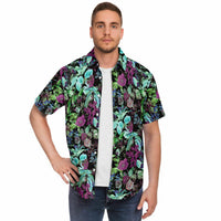 Chemise homme manches courtes feuillage vert et mauve, portée ouverte, vue de face