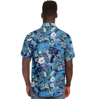 Chemise homme manches courtes bleue à fleurs des champs, portée par un second mannequin, vue de dos