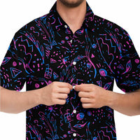 Chemise homme manches courtes noire motif néon abstrait, gros plan sur l'imprimé